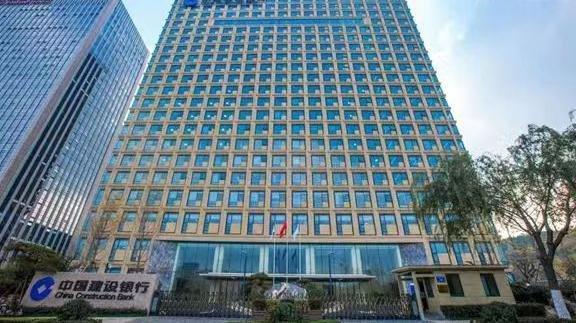 山东建行取4万元风波：等了半小时，银行又问“还取不取？”

“还取不取？”周筱赟