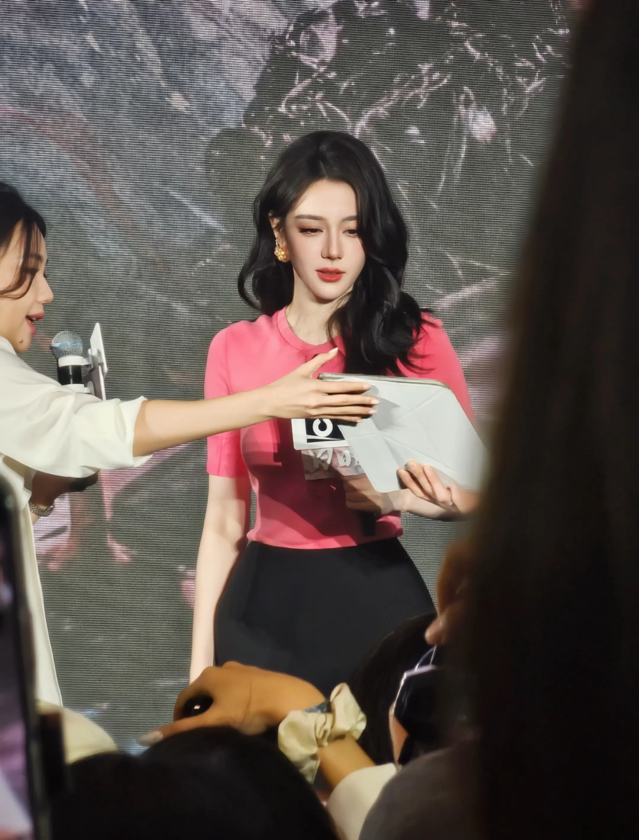 看到该喊什么。