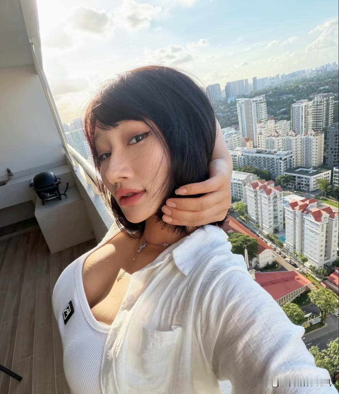 我觉得幸福吧，真没那么多大道理，全是些细碎的小日子。
 
是下班回家推开门，就闻