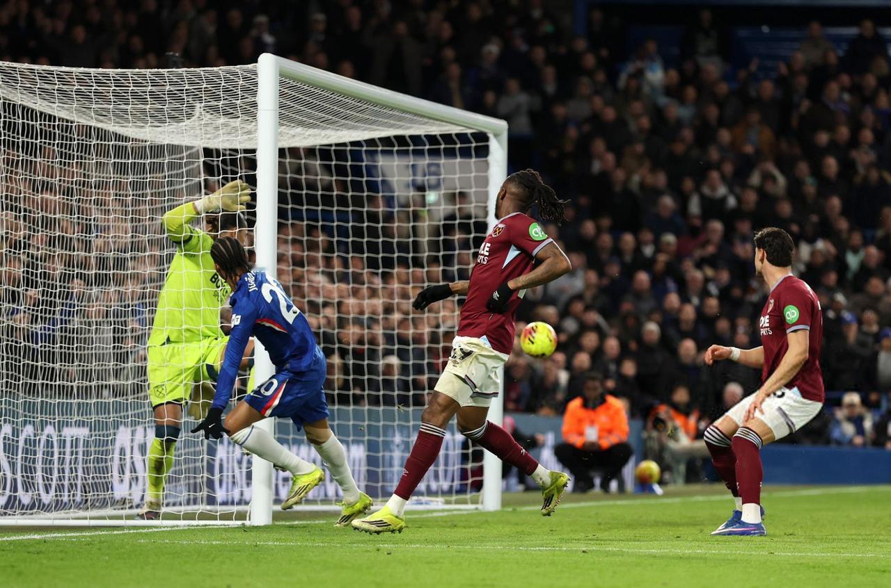 【切尔西赛季最佳引援】在切尔西3-2逆转西汉姆联的关键战役中，若昂·佩德罗替补登