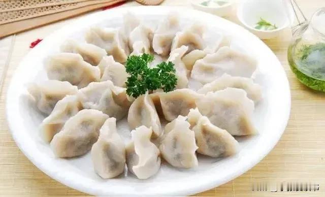 俗话说:头伏饺子二伏面，今天8月19日正式出伏，终于要凉快了。那么出伏应该吃什么
