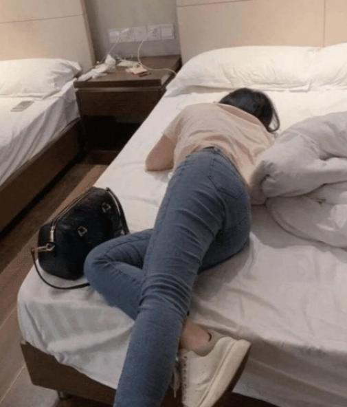 西藏，当爹的明知道儿子和朋友在聚会上，先后对同一名女子做了坏事，不劝自首不报警，