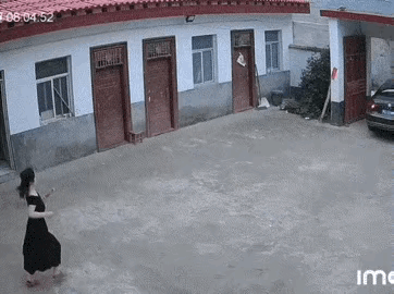 这一看就是新婚小夫妻，老夫老妻都已经忘了这份感觉和冲动了