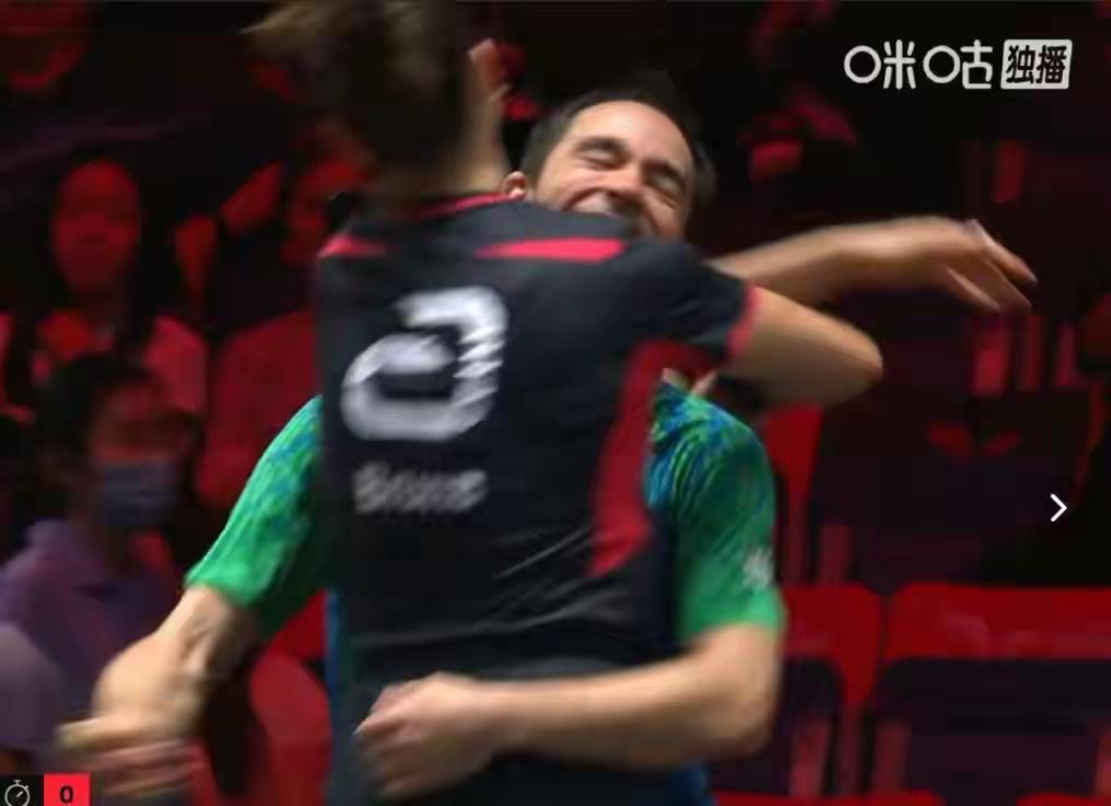 【高桥布鲁娜跳起来，挂在雨果身上】这一幕发生在2026年2月27日 WTT新加坡