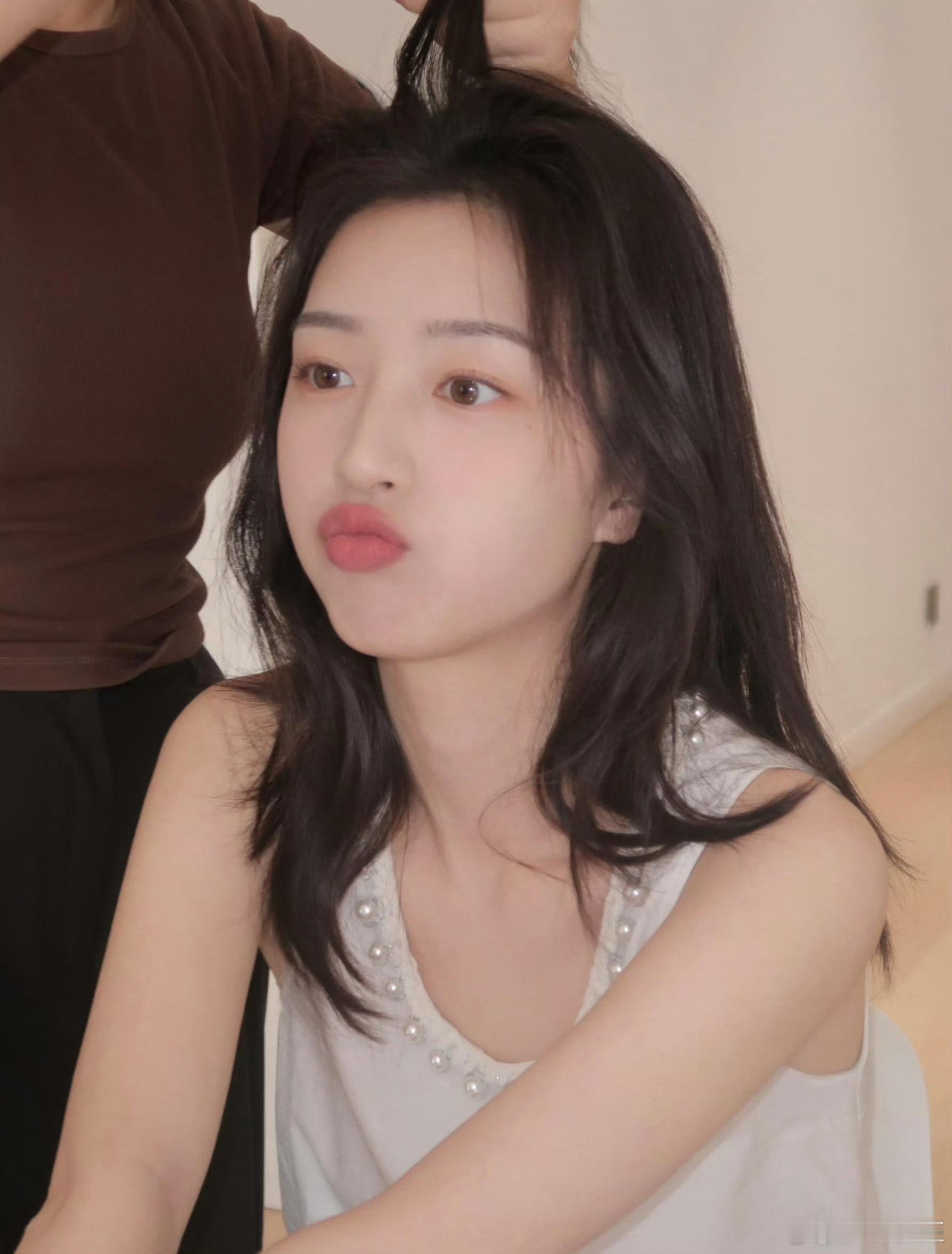 邓恩熙玻璃感初恋妆谁能拒绝邓恩熙的玻璃感初恋妆？薄如轻纱的粉底，透着自然好气色，