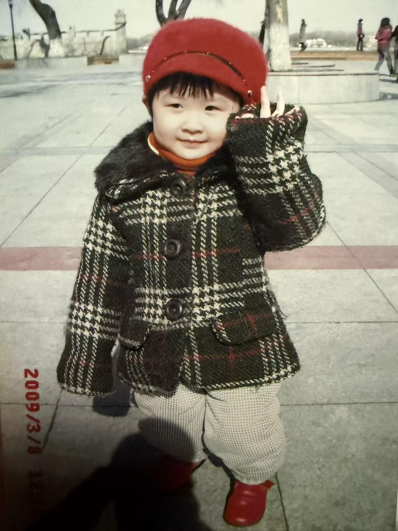 儿时的小女儿乖巧可爱非常顽皮，现在20岁长大了，虽然很懂事上学也很努力，我依然非