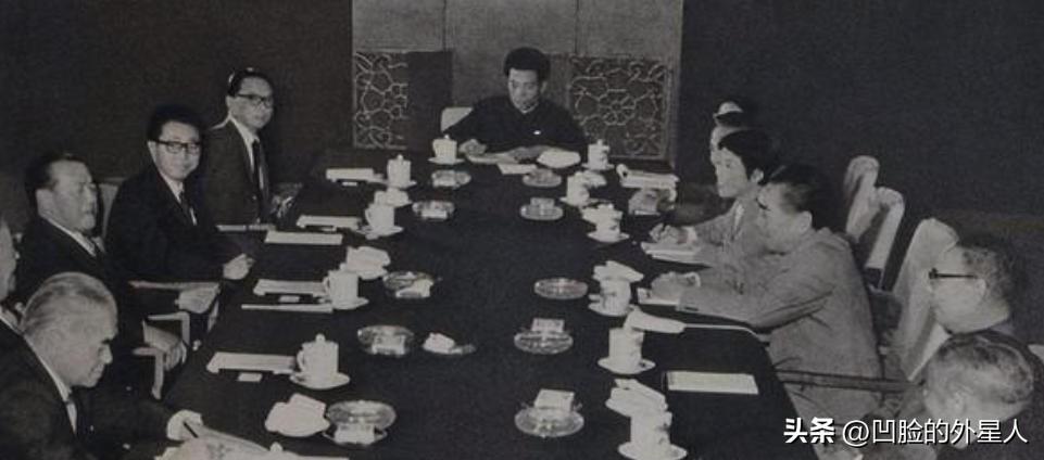 1970年，日本即将向中国履行1200亿美元的战争赔偿款，毛主席却大手一挥：这钱