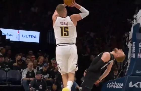 约基奇肘部击倒迪温琴佐，裁判回看后改判为防守犯规
04月25日讯，在紧张激烈的N