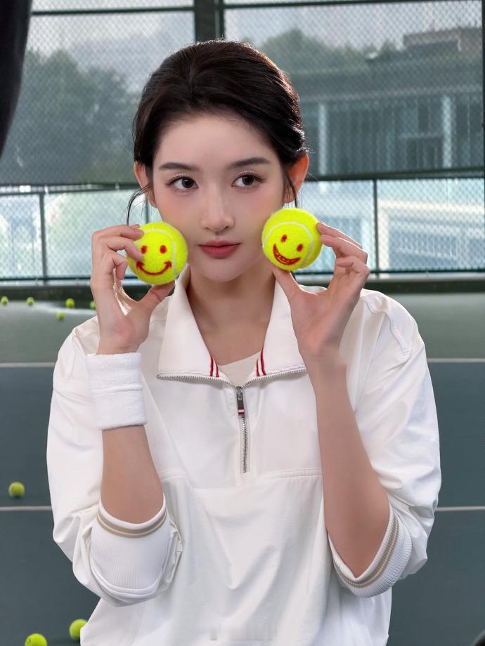 狠狠赞同！她身上那种不施粉黛也好看的干净感，还有偶尔流露的小迷糊气质，完全就是我