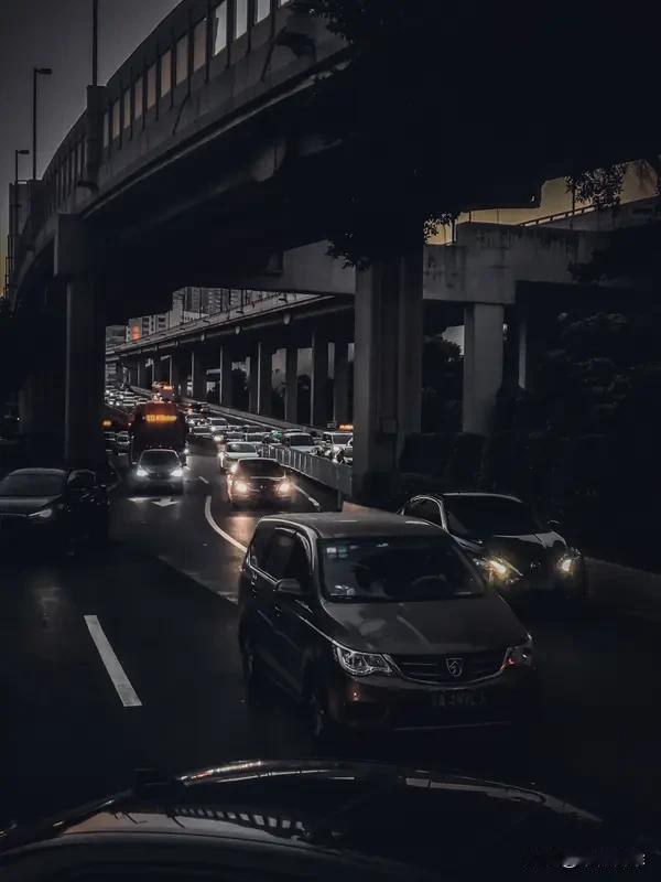 年轻人旅行保障安全很重要。出行前，像文化和旅游部提醒的，了解路况、景区开放情况，