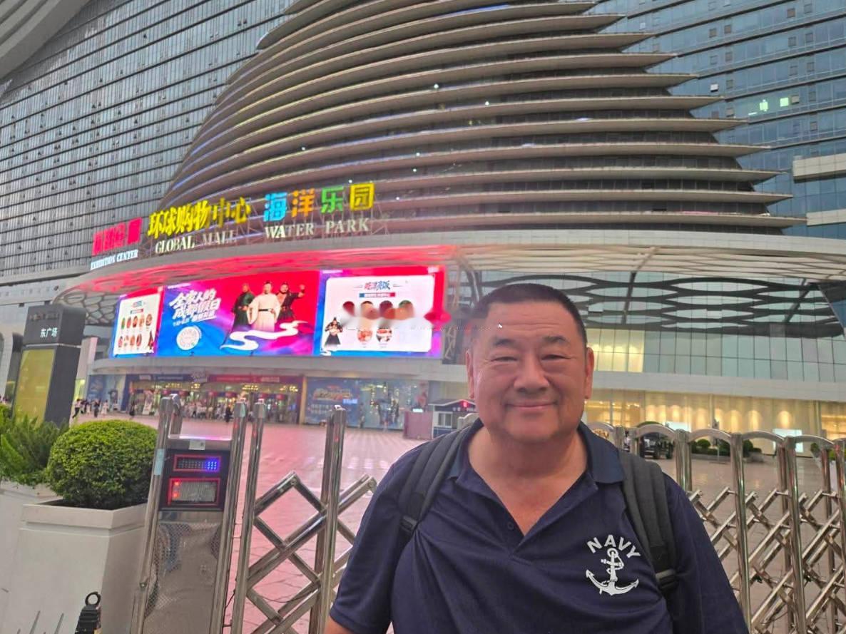 张竞老两口，这是在成都吧？热点观点 ，两岸同胞走到一起的大潮流阻挡不了