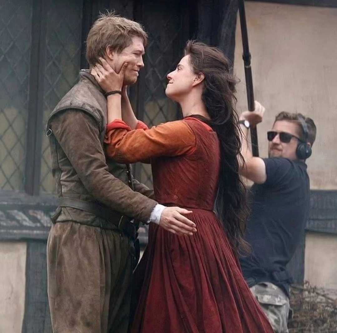 几张《哈姆奈特》的幕后片场照就在奥斯卡典礼举办前几个小时，赵婷导演的本片全球票房