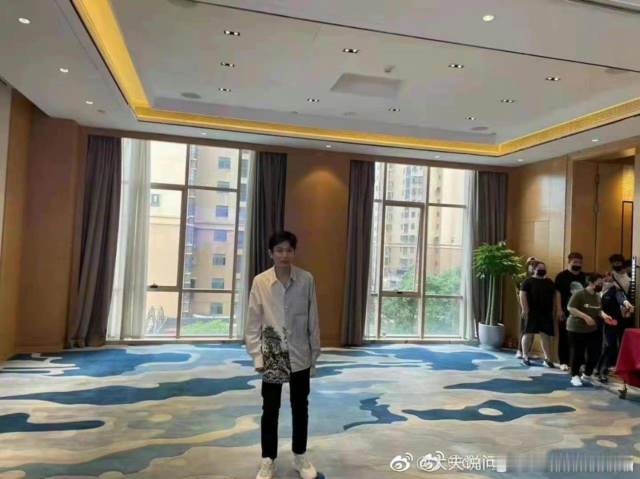 老e以前还有奢牌代言的时候搞的生日会，大家感动吗？ 