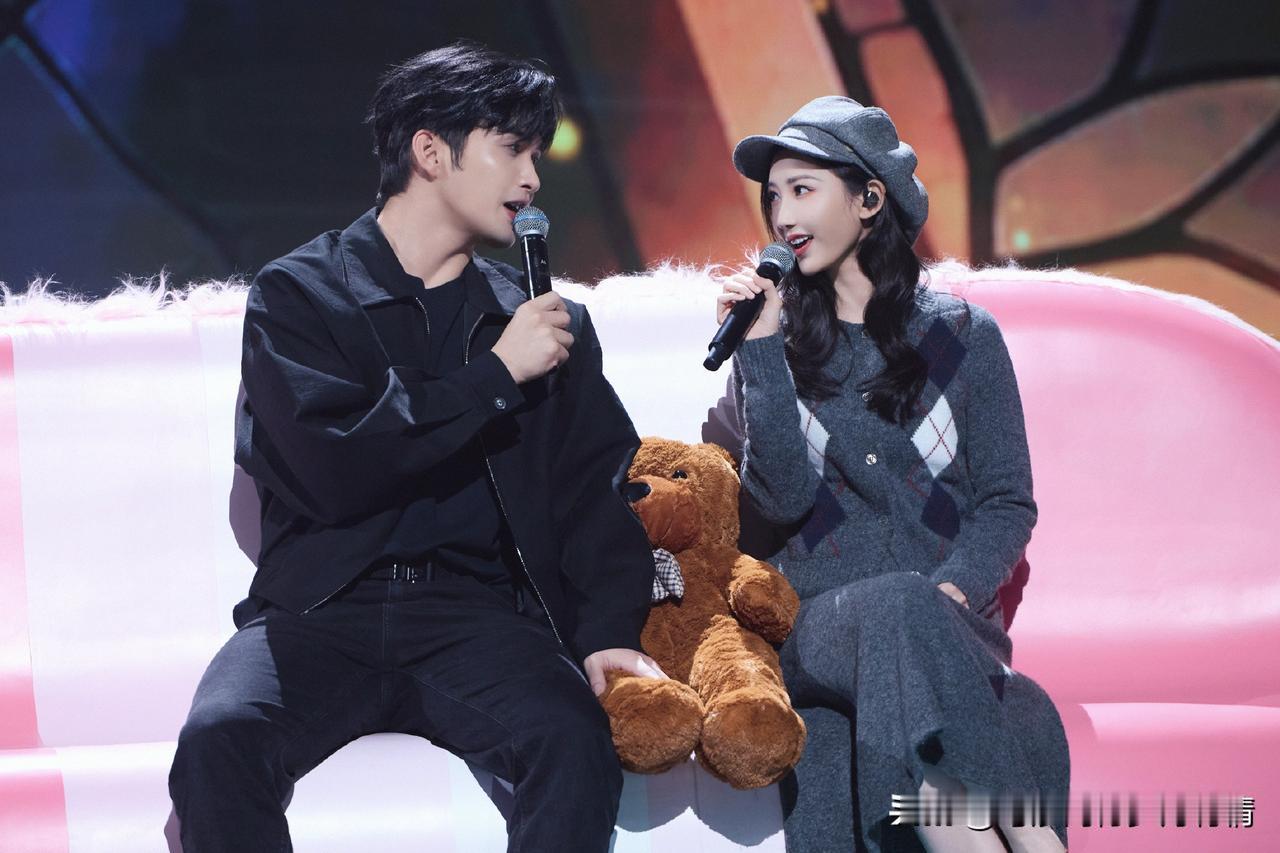 张彬彬与毛晓彤的跨年彩排同框，瞬间勾起《余生有涯》的意难平！

一搭的虐心剧情让