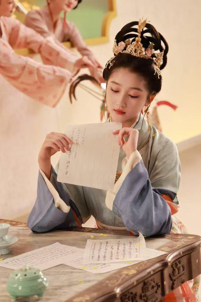 关晓彤青绿国风扮相 瞧瞧关晓彤这青绿国风造型！河南春晚蓝金纱裙仙气飘飘，精致细节