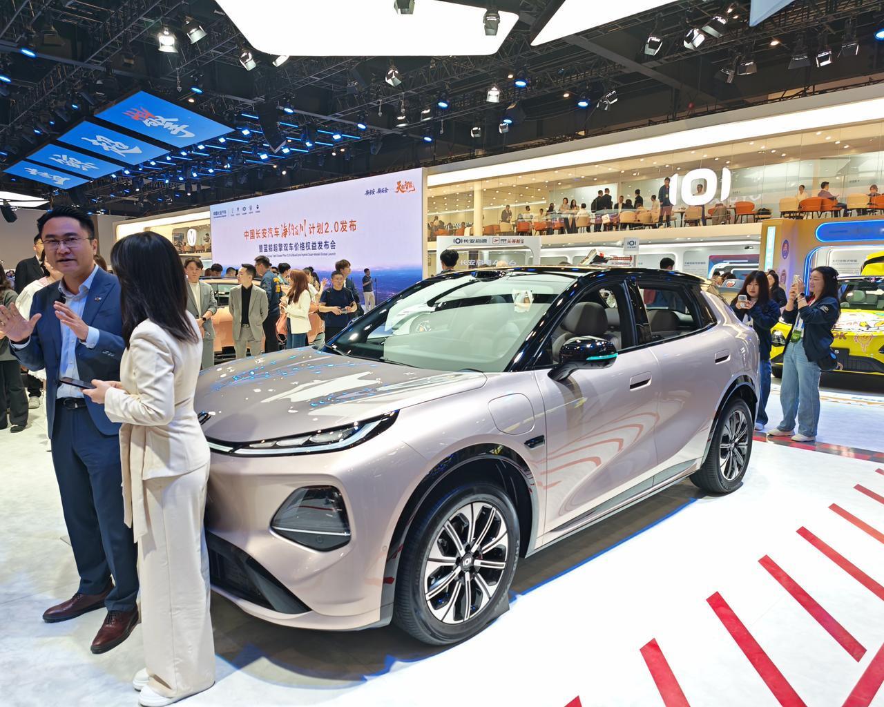 带着对零跑A10的空间感受，赶紧坐进启源Q05。
​
​个人喜欢零跑A10的颜，