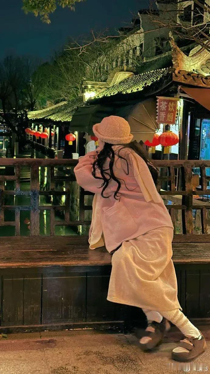 美女作家瞎书患罕见病去世，曾写过《我不会喜欢你》《楞次定律》《一颗青苹果》《巴洛