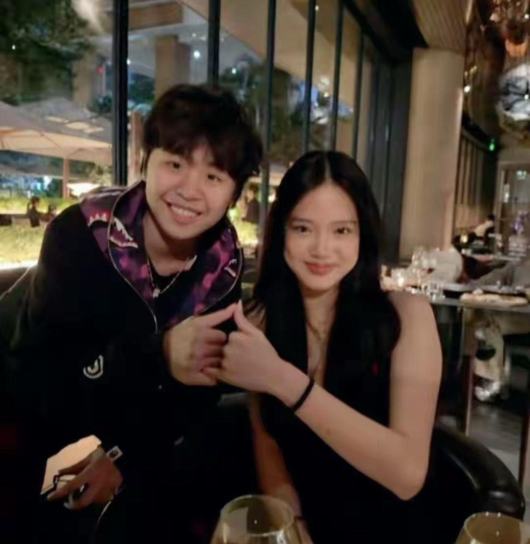 钟丽缇17岁二女儿在广州和朋友到餐厅吃饭，她的打扮成熟。 