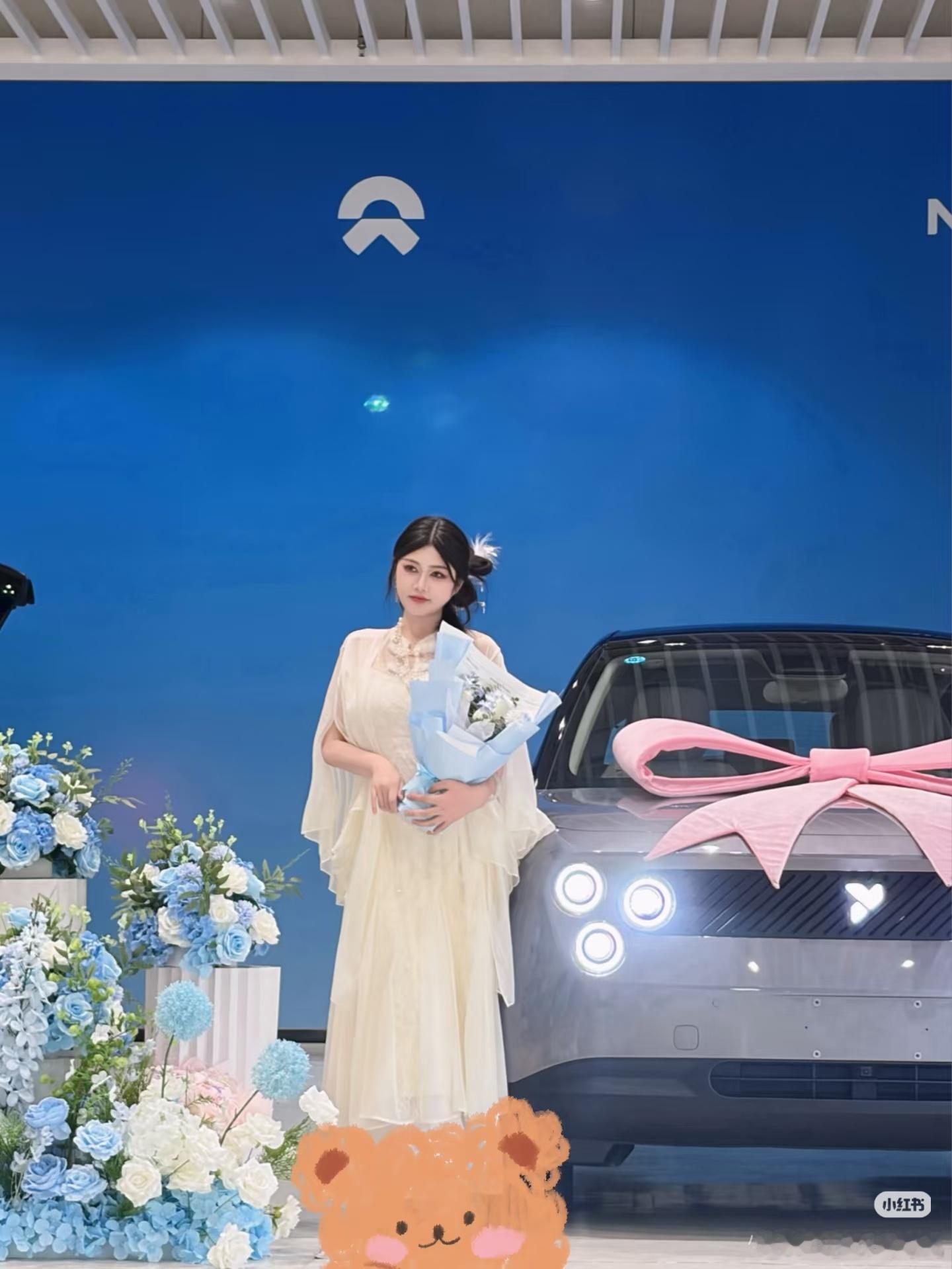 蔚来萤火虫提车啦！没穿高跟所以给自己打个码，哈哈超级无敌清冷[萌萌哒(哎呀，今天