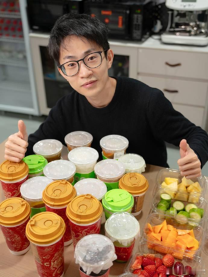 何同学谢谢AI请客 用AI点外卖这一招何同学算是玩明白了！直接用千问点了全公司的