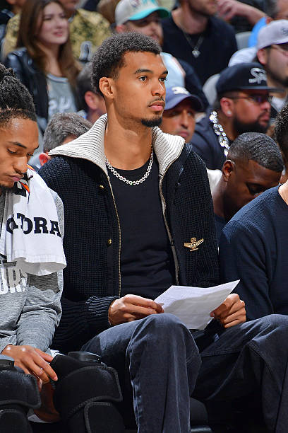 米奇·约翰逊在洛杉矶向记者谈及今晚不让文班出战的决定时表示：“这更多是外界的看法