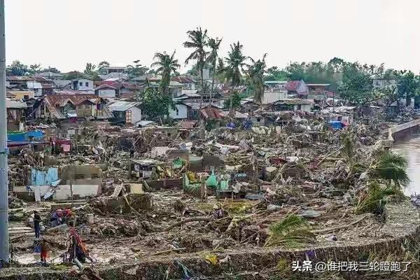 菲律宾遭水灾，一百四十多万人急需救援，转头就向中国求助，咱们外交官的回应，网友看