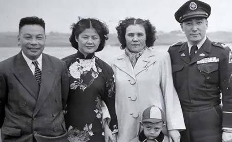 1980 年邱行湘赴台探亲，回大陆前，蒋纬国给了他一大笔钱，邱行湘却说：“我这次