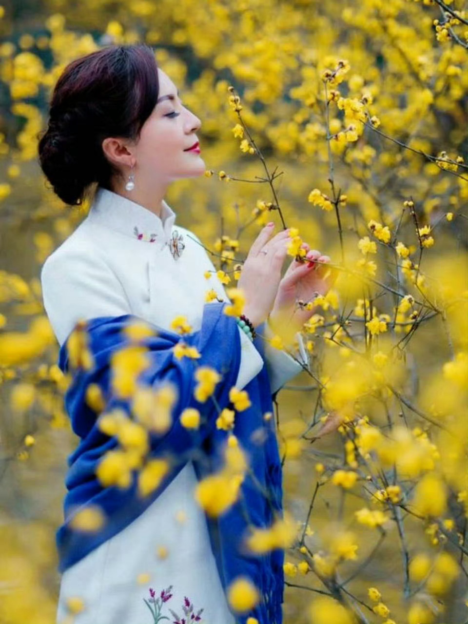 生活手记真正的美，无关青春容颜，而是心灵绽放的璀璨光芒。生活本就复杂，不妨简单以
