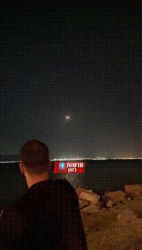 “迷路的伊朗导弹，现在才赶过来？”4月15日深夜，以色列南部占领区埃拉特地区上空