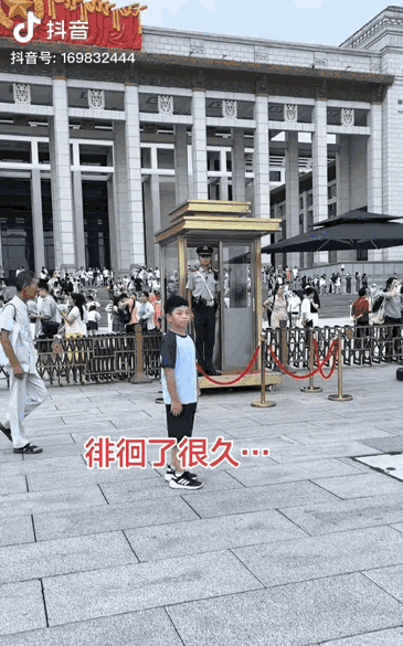 破防了！重庆男孩去北京旅游，在天安门广场上，鼓起勇气向执勤哨兵敬礼，收到庄重回礼