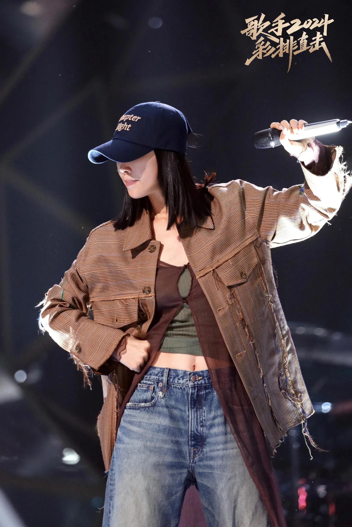 #英子没跑英子变装了##那英也起到了造型上的作用# 英子不仅没跑还变上装了！#歌