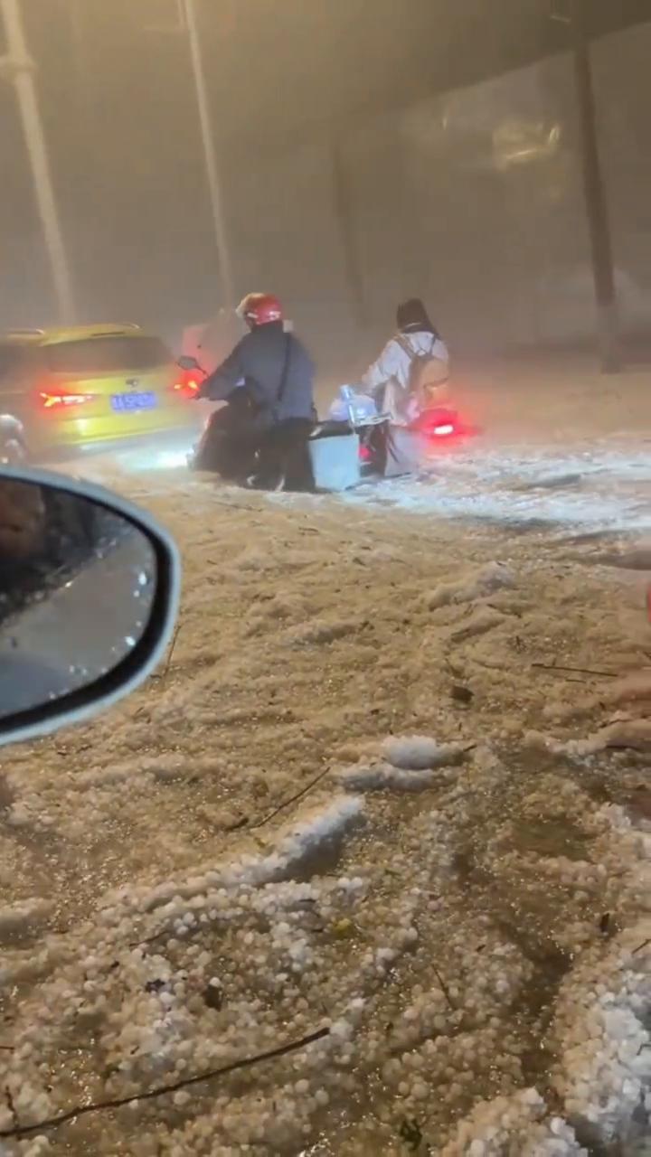 4月2日贵阳遭遇冰雹突袭街道