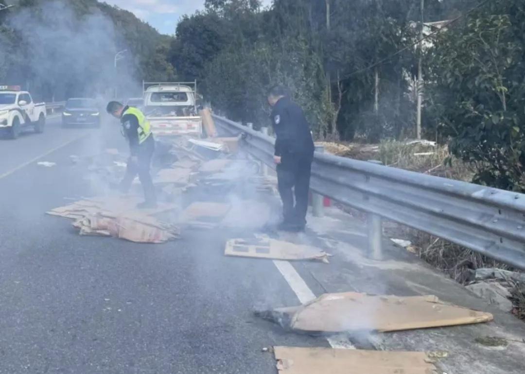 守护万家灯火团圆时【合力救援突发火情小货车】春节假期期间，德化交警林让斌带队巡逻