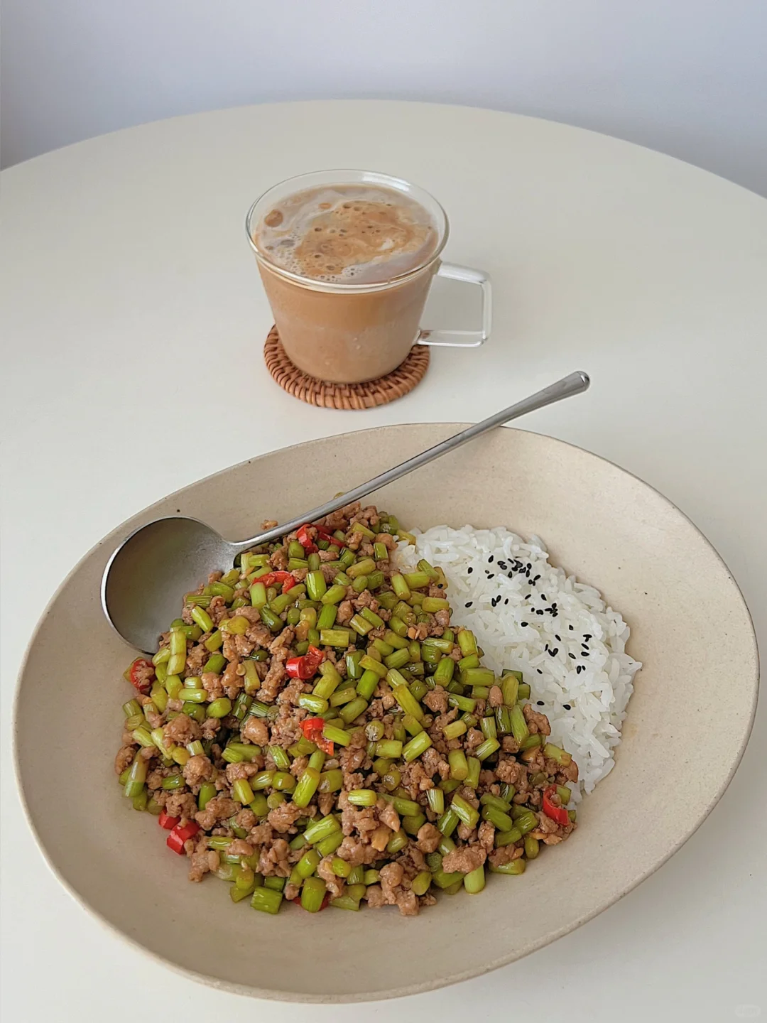 普通人的减脂餐-蒜苔肉末盖饭🍱｜冰拿铁☕️