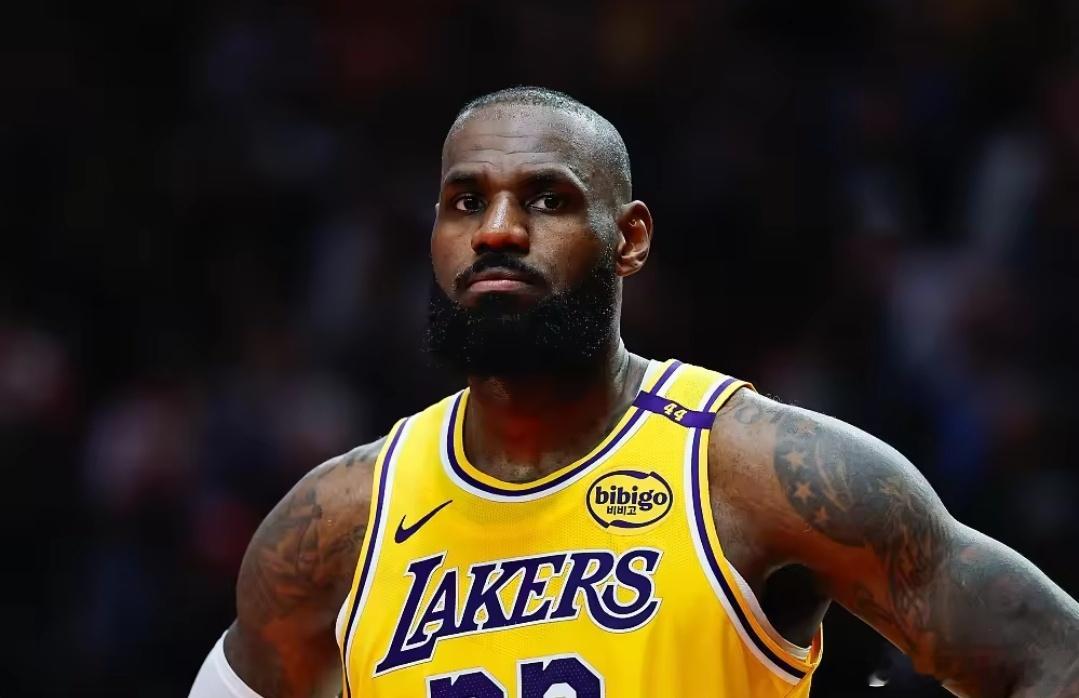 詹姆斯三分詹姆斯季后赛胜场数达187场，追平公牛队史季后赛总胜场湖人队客场通过加