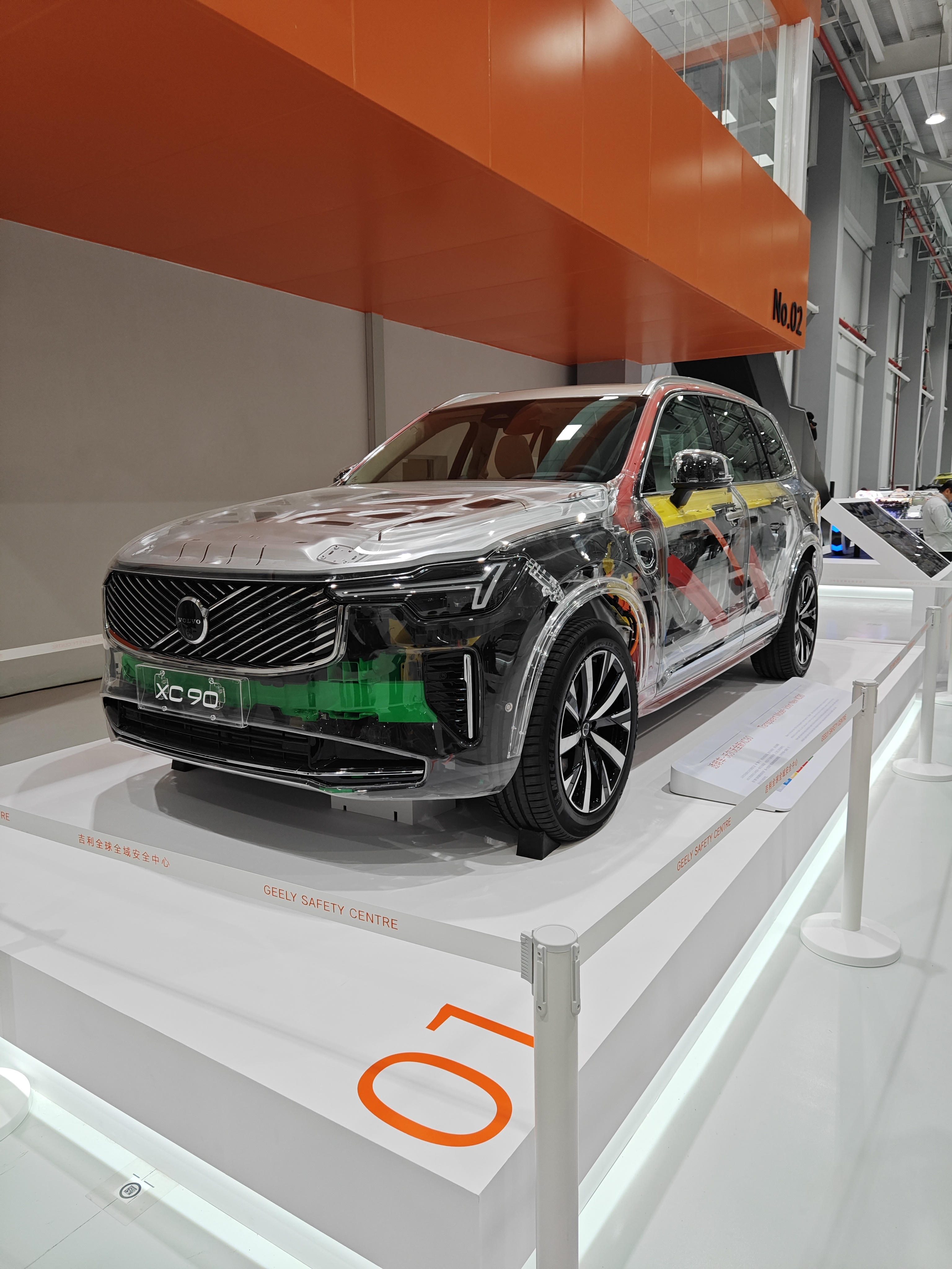 吉利全域安全中心最入口处的车子，是沃尔沃啥意思可以说很明显了“看，我做安全的师父
