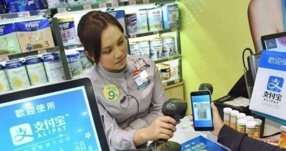 1994年，有个叫腾弘原的日本人，他脑子一转，就捣鼓出了二维码。可这家伙眼界不够