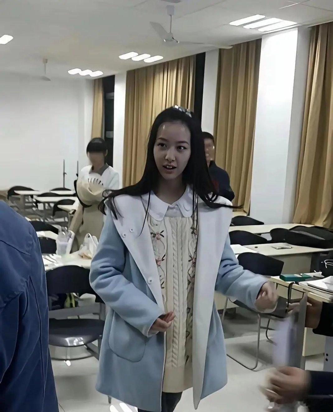 陈都灵大学那会，真是校花啊，这素颜把好多人都比下去了 