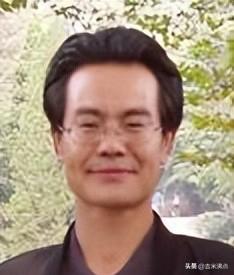 最后的叮嘱：“姑娘们，论文交给王老师”，他病床上改完最后一份毕业论文，却没等到学