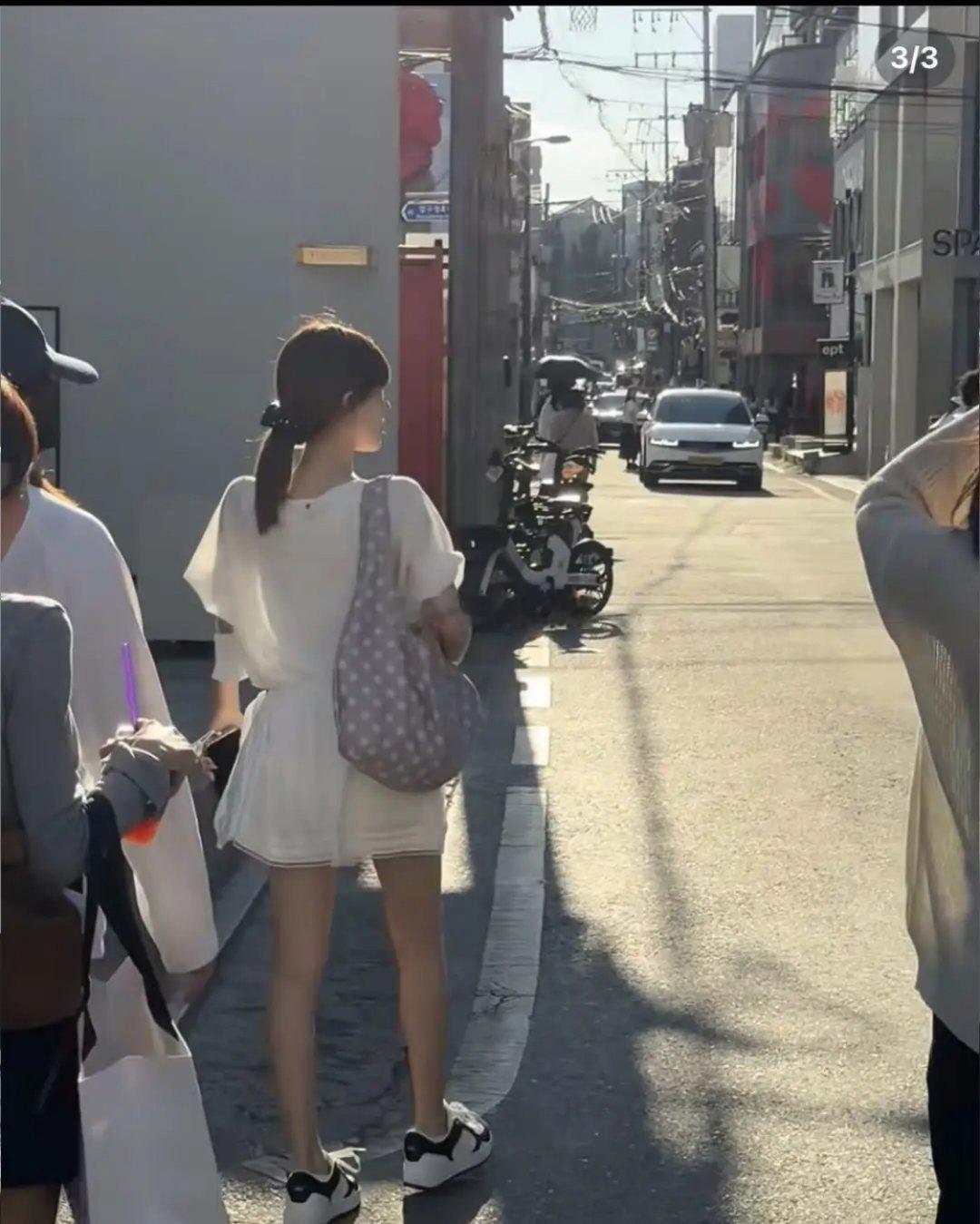 赵露思韩国被偶遇，白色套装温柔甜美，美腿细长，身材比例出众，状态超赞。 