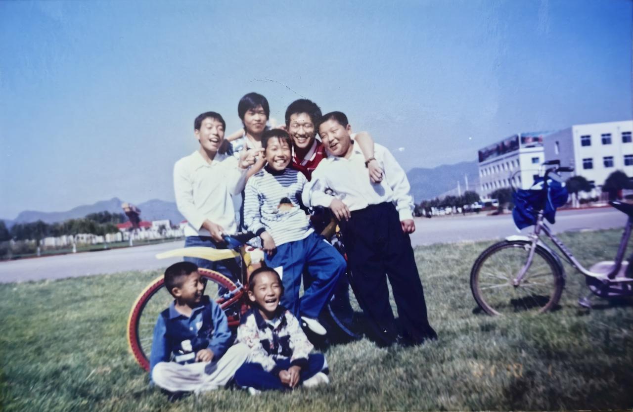 分享一张照片
这张照片大约是2000年我转业回来后在平谷电视塔草坪上我家儿子和几