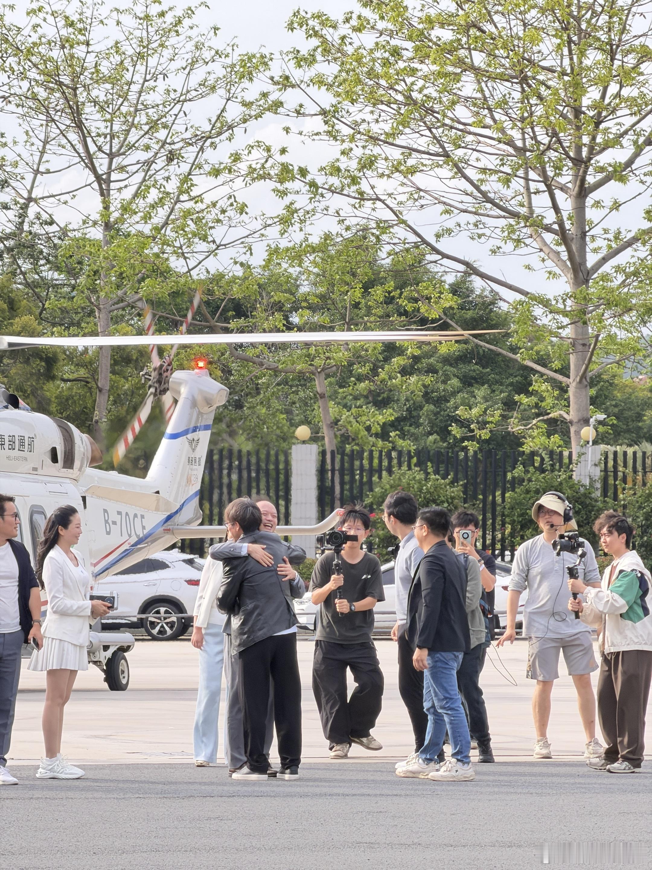 腾势D9把老车主宠上天了好家伙，腾势是真宠粉宠上天啊！今天直接调了架直升机，把1