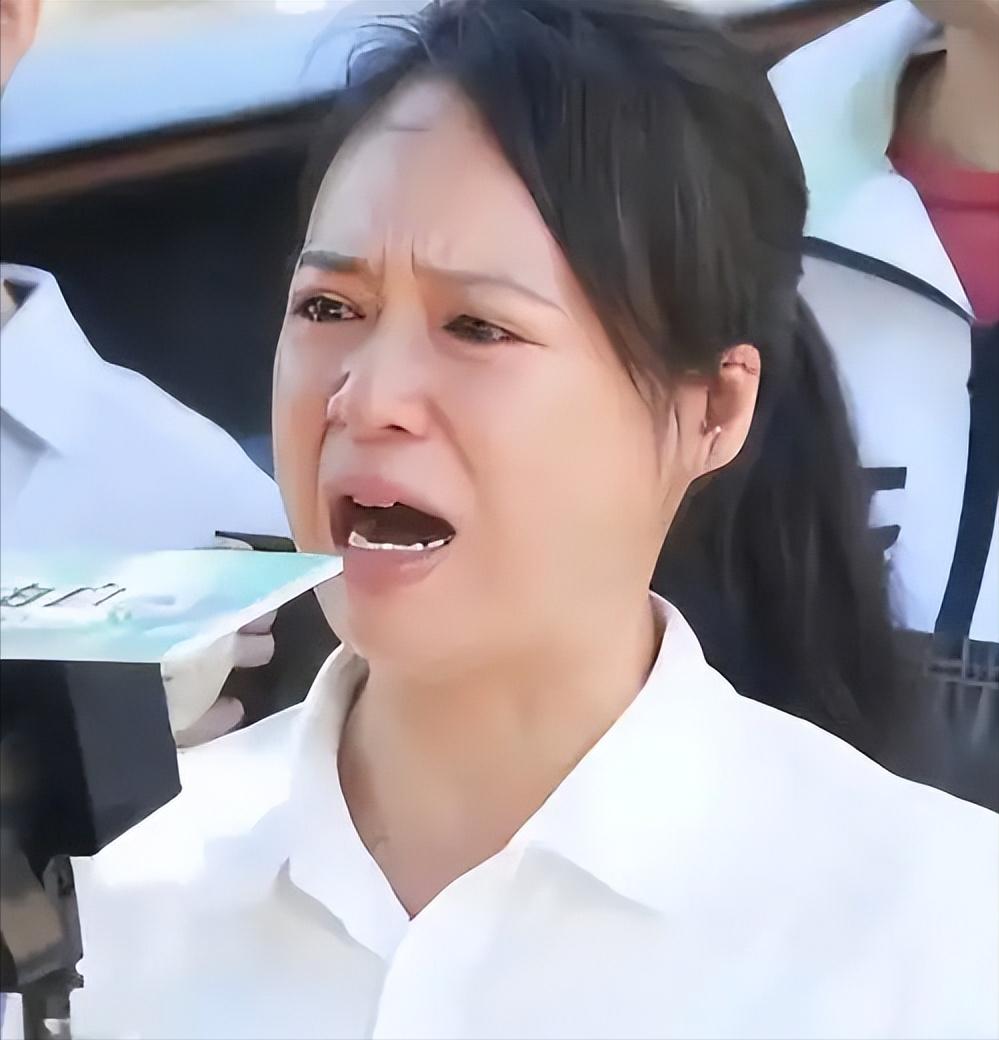 “中国越制裁我，我就越反华！“话音刚落，纽约唐人街一家中餐馆后厨里，一盆刚洗完的
