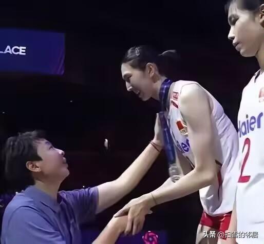 泰国队赢了，中国女排拿了银牌。颁奖嘉宾是冯坤，泰国队主教练的老婆，也是前中国女排