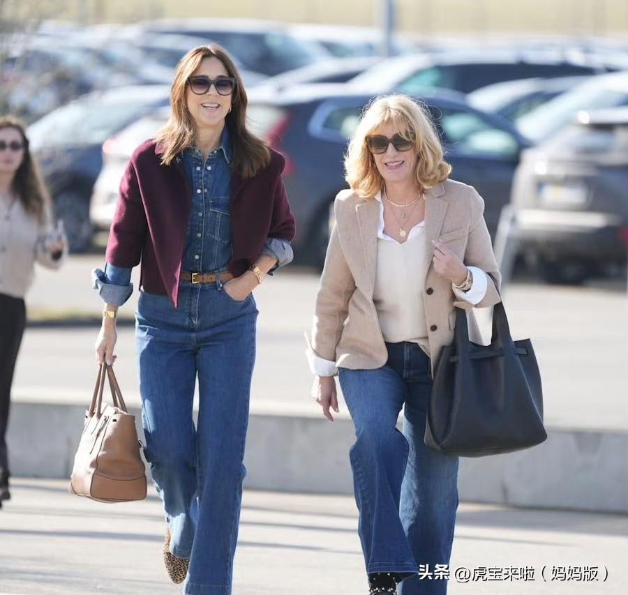 玛丽王后和朋友出席活动，牛仔连体裤搭配酒红色外套！身材是真的很棒！
