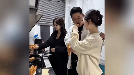 女儿喂爸爸吃油条，妈妈在旁边炸油条边吃醋！

厨房这幕也太真实了！妈妈忙着炸油条