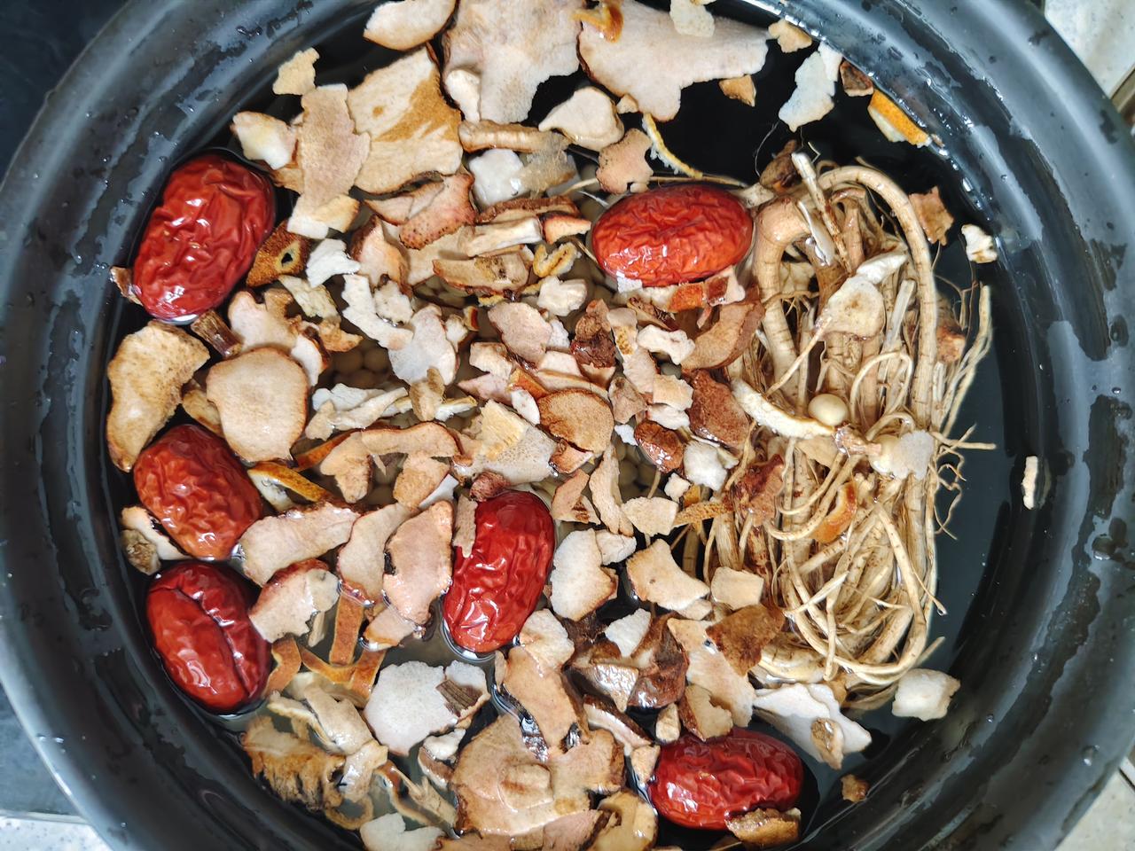 今天下雨了，今晚继续煮家庭版“莫氏鸡煲”，上回煲的汤味道还挺不错，大家都喜欢喝~