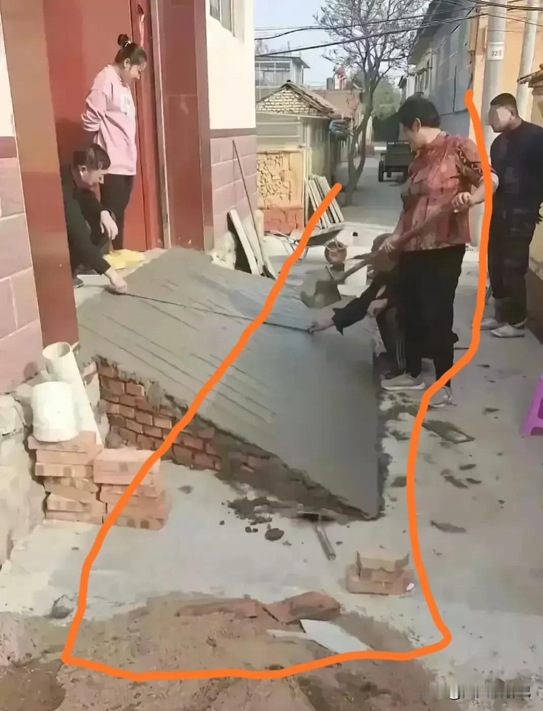在农村这样的事很多，

为了自家的利益，
把自家的台阶修的很高，
还伸到路上
这