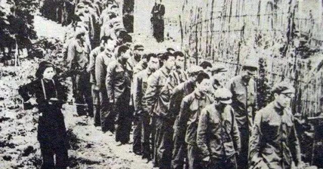 1979年，俘虏交换后，200多名战士终于回到祖国。他们刚刚跨过边境线，广州军区