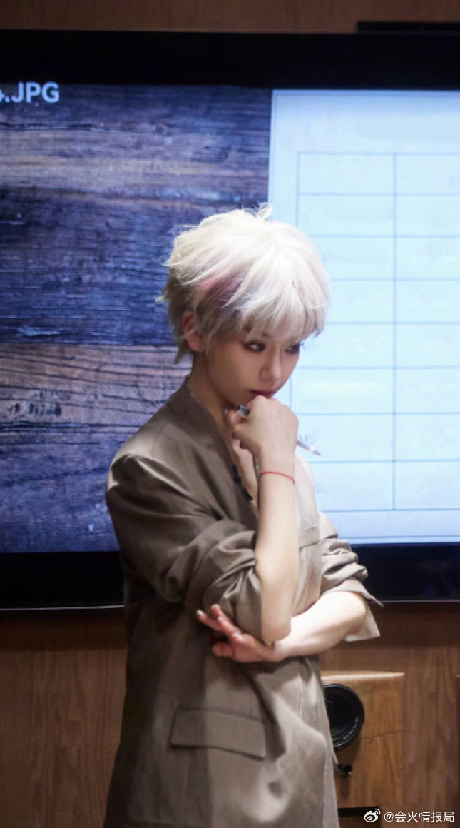 戚薇白毛老公姐戚薇银粉挑染短发 谁能拒绝戚薇这种又帅又美的造型啊！银粉挑染短发配